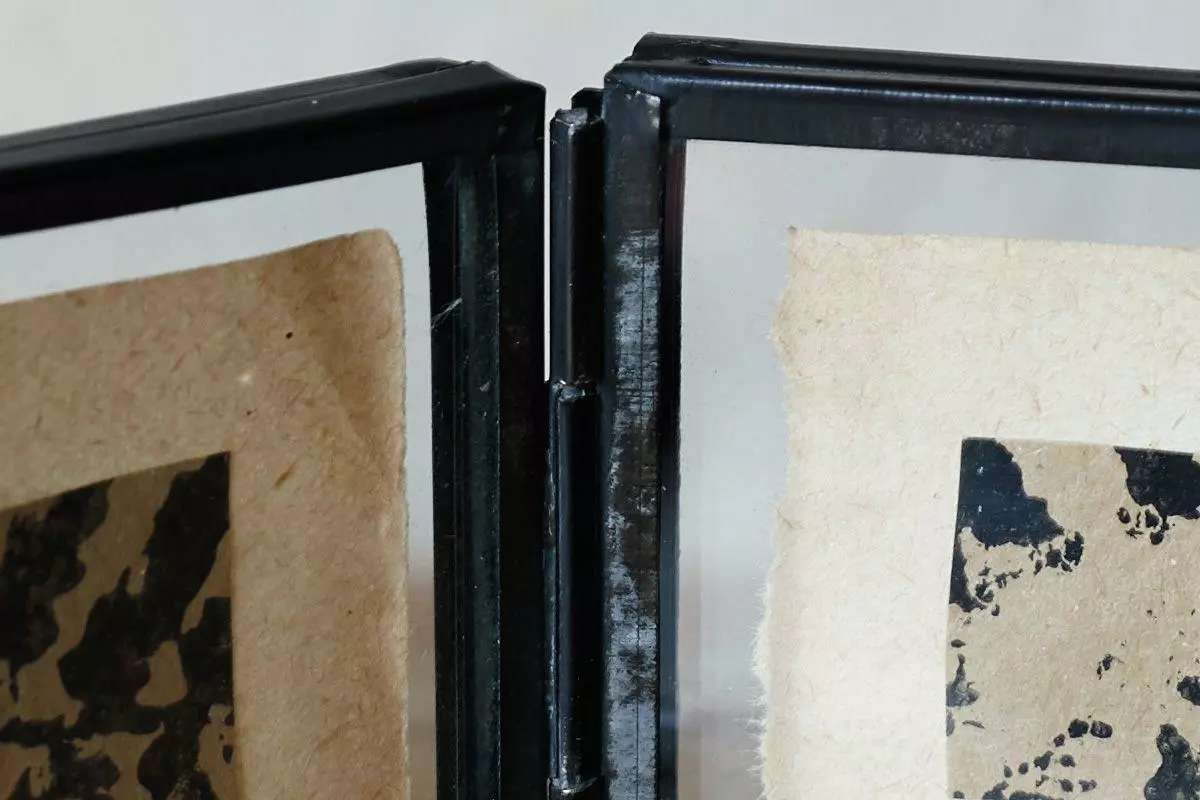 Nkuku Home Accessories Tiny Folded Danta Frame - Antique Black (Set Of 2) 4 Nkuku Home Accessories Tiny Folded Danta Frame - Antique Black (Set Of 2)