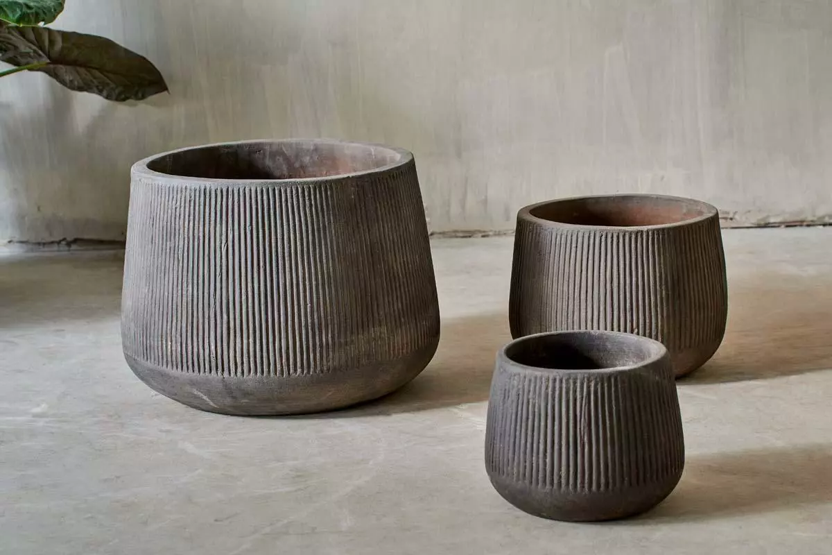 Nkuku Wampu Wide Planter - Distressed Brown / Black Planters & Vases 5 Nkuku Wampu Wide Planter - Distressed Brown / Black Planters & Vases